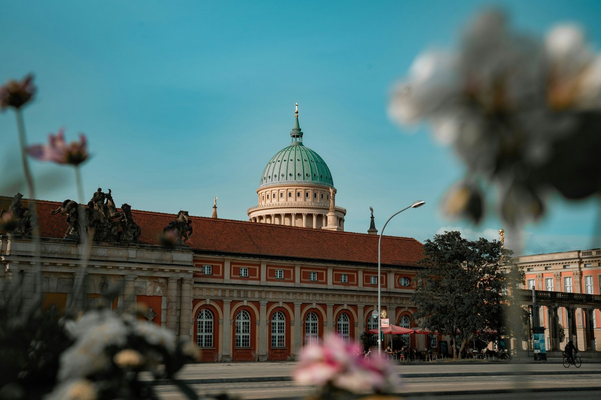 Filmmuseum Potsdam mit Nikolaikirche im Hintergrund